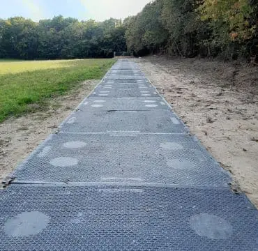 Lire la suite à propos de l’article Intervention express : 299 plaques posées pour un chantier de levage de pylône